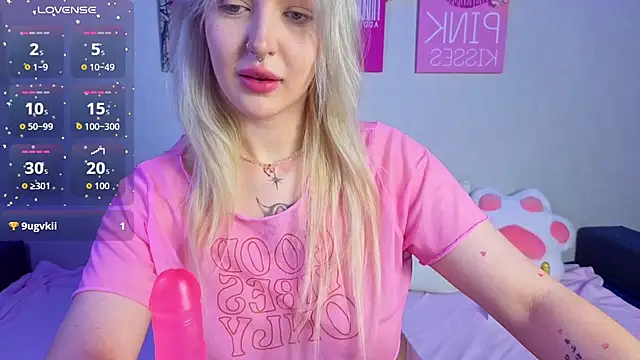 Snapshot of BlondieSummer chatting on July 2026 06:12:02 PM BlondieSummer online show from July 2026 06:12:02 PM