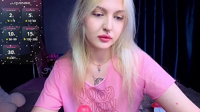 Snapshot of BlondieSummer chatting on July 2026 06:22:01 PM BlondieSummer online show from July 2026 06:22:01 PM