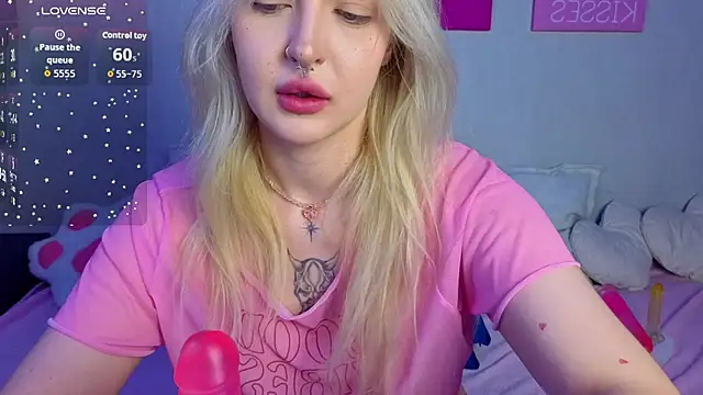 Snapshot of BlondieSummer chatting on July 2026 06:02:02 PM BlondieSummer online show from July 2026 06:02:02 PM