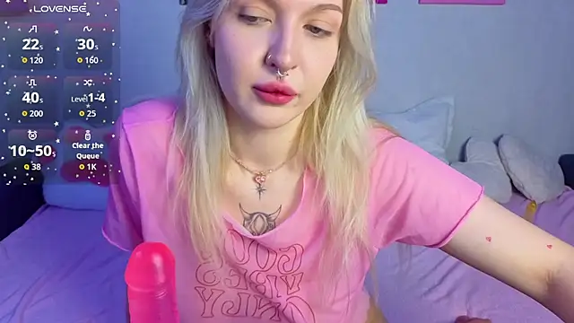 Snapshot of BlondieSummer chatting on July 2026 06:14:02 PM BlondieSummer online show from July 2026 06:14:02 PM