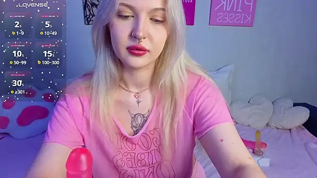 Snapshot of BlondieSummer chatting on July 2026 06:39:01 PM BlondieSummer online show from July 2026 06:39:01 PM