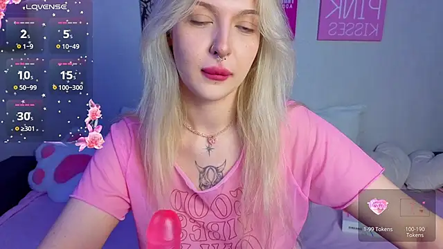 Snapshot of BlondieSummer chatting on July 2026 04:15:02 PM BlondieSummer online show from July 2026 04:15:02 PM