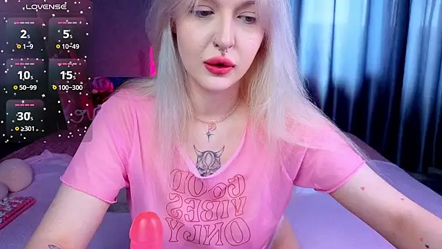 Snapshot of BlondieSummer chatting on July 2026 09:27:01 AM BlondieSummer online show from July 2026 09:27:01 AM