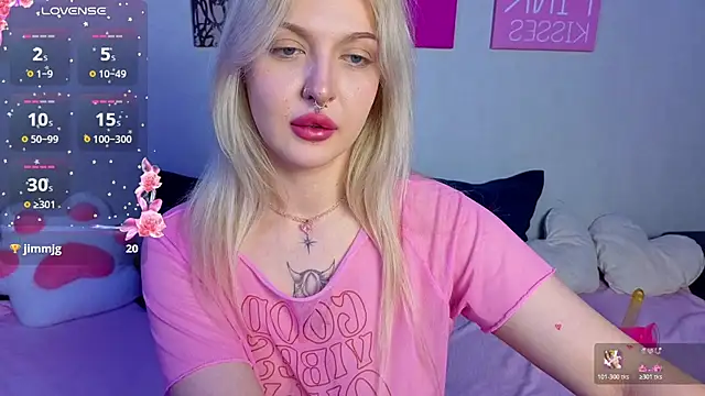 Snapshot of BlondieSummer chatting on July 2026 06:53:01 PM BlondieSummer online show from July 2026 06:53:01 PM