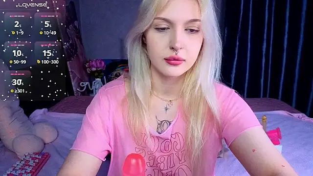 Snapshot of BlondieSummer chatting on July 2026 06:17:01 PM BlondieSummer online show from July 2026 06:17:01 PM
