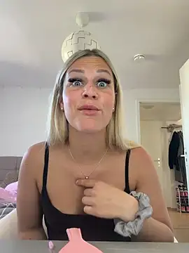 Softpeach402 online show from May 2026 08:00:02 AM