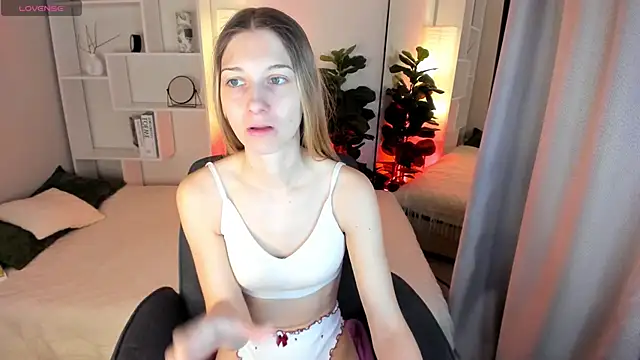 LauraPurr online show from May 2026 06:09:02 AM