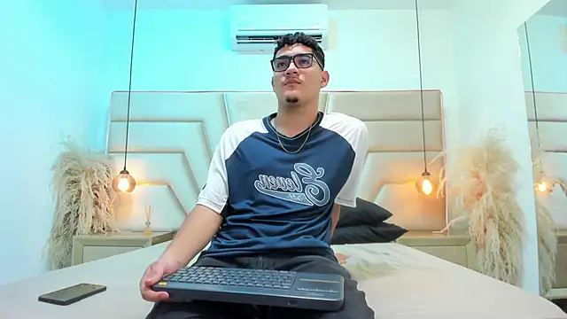 Snapshot of DylanLuxe chatting on March 2026 06:30:01 AM DylanLuxe online show from March 2026 06:30:01 AM