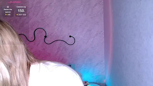 Snapshot of LulyDOLL chatting on April 2026 06:51:01 AM LulyDOLL online show from April 2026 06:51:01 AM