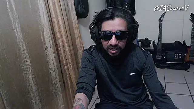 Snapshot of IASuarezV chatting on April 2026 04:46:02 AM IASuarezV online show from April 2026 04:46:02 AM
