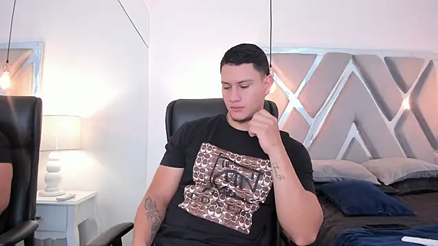 Chriss Diamond online show from April 2026 08:17:01 PM