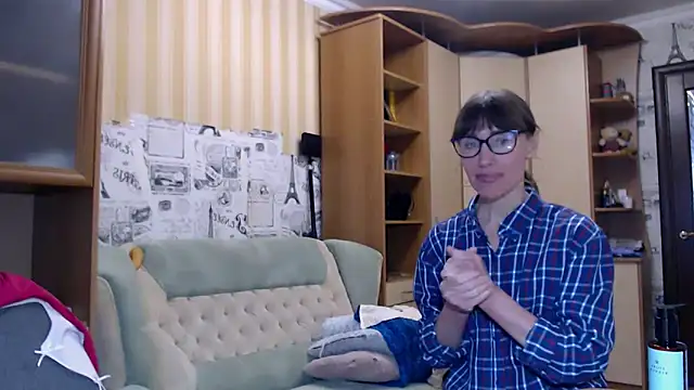 LadyL2026 online show from April 2026 01:37:02 PM