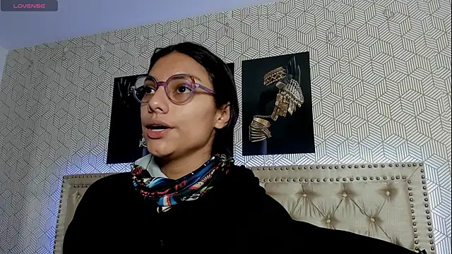 Snapshot of ValeAlvarez_ chatting on April 2026 07:42:01 PM ValeAlvarez online show from April 2026 07:42:01 PM