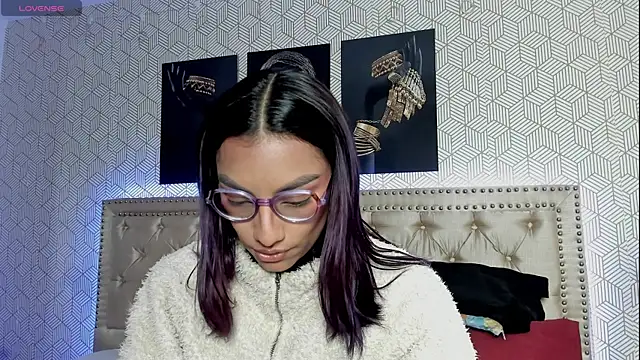 Snapshot of ValeAlvarez_ chatting on April 2026 03:57:01 PM ValeAlvarez online show from April 2026 03:57:01 PM