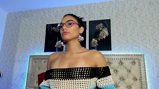 Snapshot of ValeAlvarez_ chatting on April 2026 05:56:01 PM ValeAlvarez online show from April 2026 05:56:01 PM