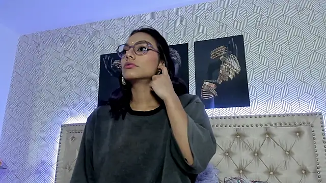Snapshot of ValeAlvarez_ chatting on May 2026 02:35:02 PM ValeAlvarez online show from May 2026 02:35:02 PM