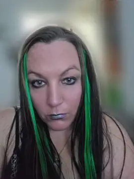 Queenemerald online show from July 2026 04:09:01 PM