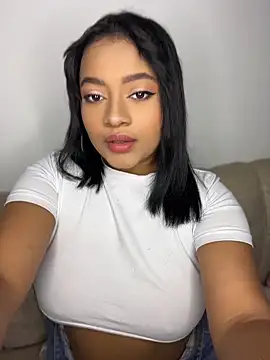 Snapshot of Saraa_M chatting on May 2026 06:26:02 PM Saraa M online show from May 2026 06:26:02 PM