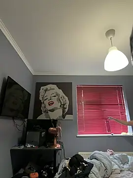 LolaSkyee online show from June 2026 06:52:02 AM