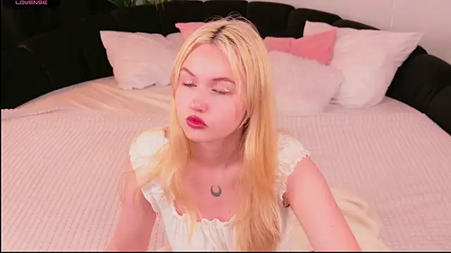 Snapshot of Lilly_Eyes chatting on July 2026 01:59:01 PM Lilly Eyes online show from July 2026 01:59:01 PM