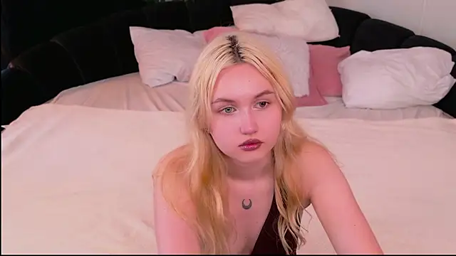 Snapshot of Lilly_Eyes chatting on July 2026 01:47:02 PM Lilly Eyes online show from July 2026 01:47:02 PM