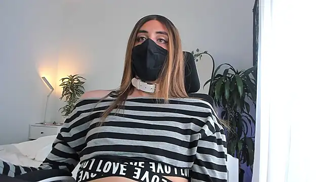 LilyReina online show from April 2026 06:23:01 PM