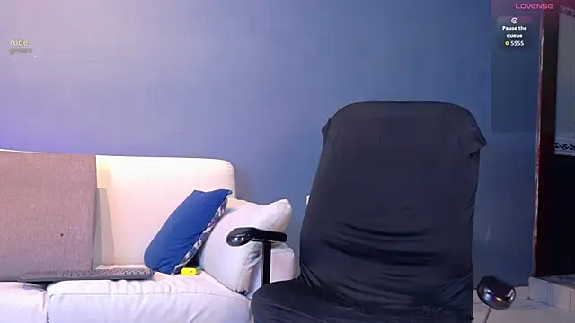 Axel saenzz online show from June 2026 07:29:01 PM
