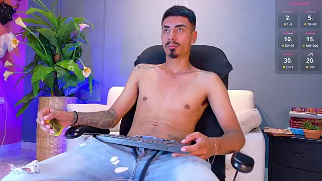 Axel saenzz online show from July 2026 01:28:01 PM