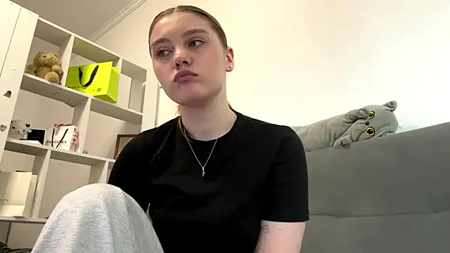 Delia cute online show from April 2026 12:10:01 PM