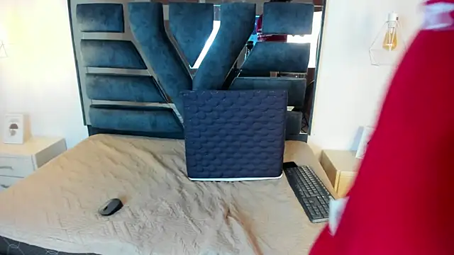 Alantaylorr  online show from April 2026 02:56:02 PM