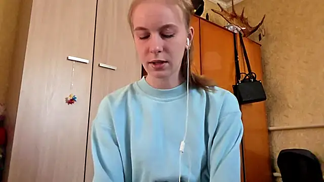 Snapshot of DonnaKuc chatting on April 2026 06:14:01 AM DonnaKuc online show from April 2026 06:14:01 AM