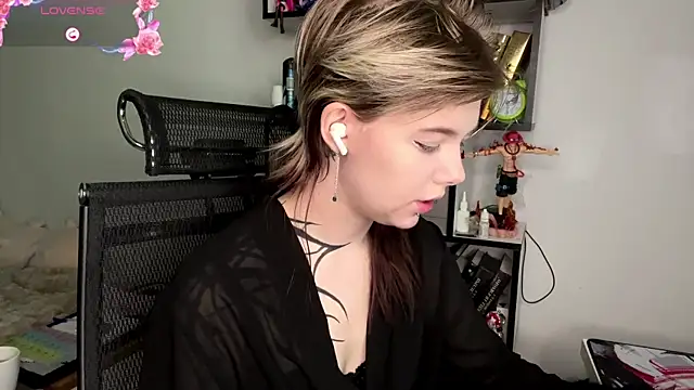 MadalynNosel online show from May 2026 07:02:02 AM