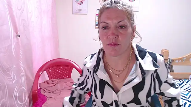 juliachannelhot online show from May 2026 10:48:01 PM