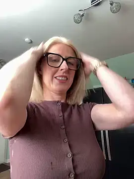 Snapshot of Laylaskyexx chatting on April 2026 09:48:02 AM Laylaskyexx online show from April 2026 09:48:02 AM