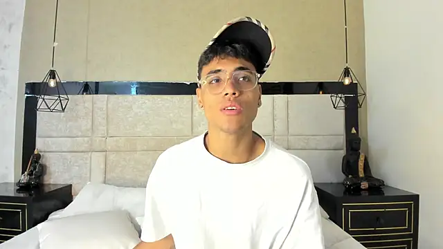 Snapshot of DannTaylor chatting on April 2026 12:40:02 PM DannTaylor online show from April 2026 12:40:02 PM