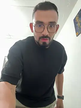 Snapshot of big_bearman chatting on April 2026 10:40:02 PM big bearman online show from April 2026 10:40:02 PM