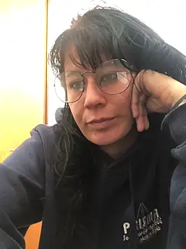 Laacoluu online show from April 2026 01:11:01 PM