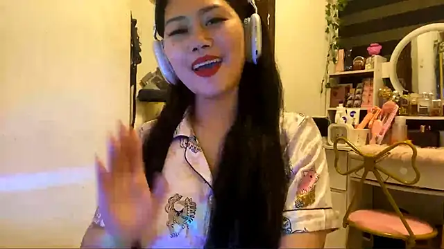 Snapshot of GlindaDejardin chatting on April 2026 05:18:01 PM GlindaDejardin online show from April 2026 05:18:01 PM