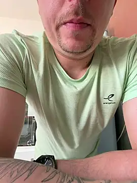 Snapshot of trentenaire08 chatting on April 2026 02:33:01 PM trentenaire08 online show from April 2026 02:33:01 PM