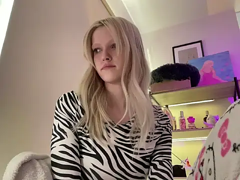 Snapshot of StellinaLuna chatting on April 2026 04:02:02 PM StellinaLuna online show from April 2026 04:02:02 PM