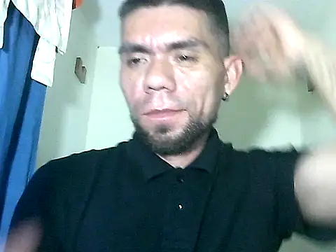 Snapshot of thomas2wood chatting on May 2026 11:22:02 PM thomas2wood online show from May 2026 11:22:02 PM