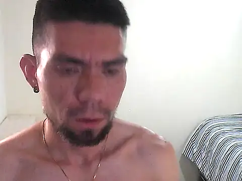 Snapshot of thomas2wood chatting on May 2026 10:26:01 PM thomas2wood online show from May 2026 10:26:01 PM