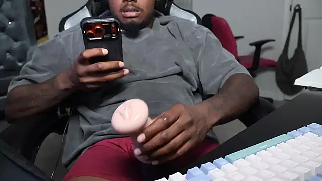 Snapshot of mikeydigs chatting on April 2026 12:43:02 AM mikeydigs online show from April 2026 12:43:02 AM