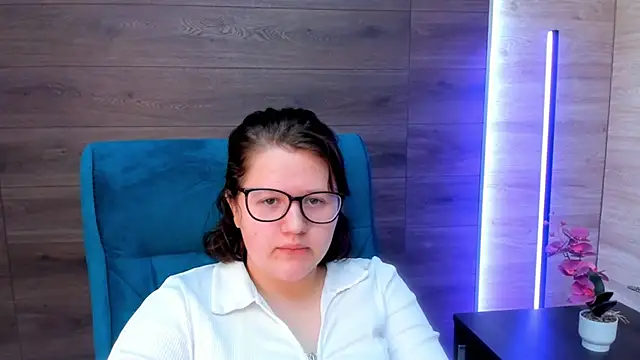 Snapshot of trynotbeingshy chatting on April 2026 08:32:01 AM trynotbeingshy online show from April 2026 08:32:01 AM