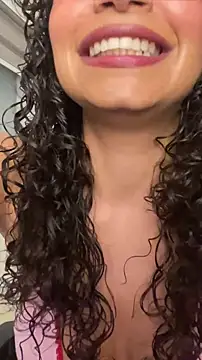Snapshot of holaRosa chatting on April 2026 11:07:01 PM holaRosa online show from April 2026 11:07:01 PM