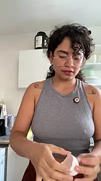 Snapshot of holaRosa chatting on May 2026 04:03:02 PM holaRosa online show from May 2026 04:03:02 PM