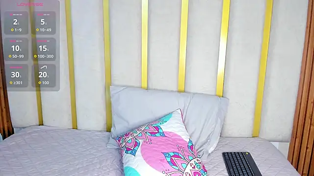 Snapshot of valen_petty chatting on April 2026 06:56:02 PM valen petty online show from April 2026 06:56:02 PM