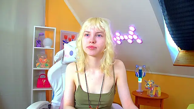 Snapshot of HannahHollis chatting on April 2026 06:16:02 AM HannahHollis online show from April 2026 06:16:02 AM
