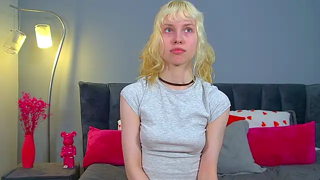 Snapshot of HannahHollis chatting on April 2026 05:30:01 PM HannahHollis online show from April 2026 05:30:01 PM