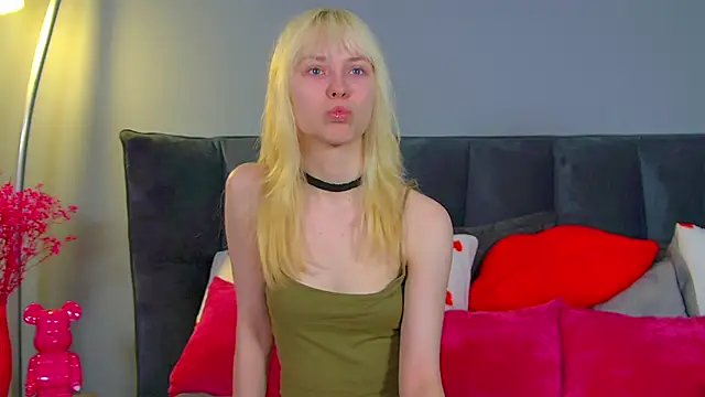 Snapshot of HannahHollis chatting on May 2026 06:22:01 AM HannahHollis online show from May 2026 06:22:01 AM